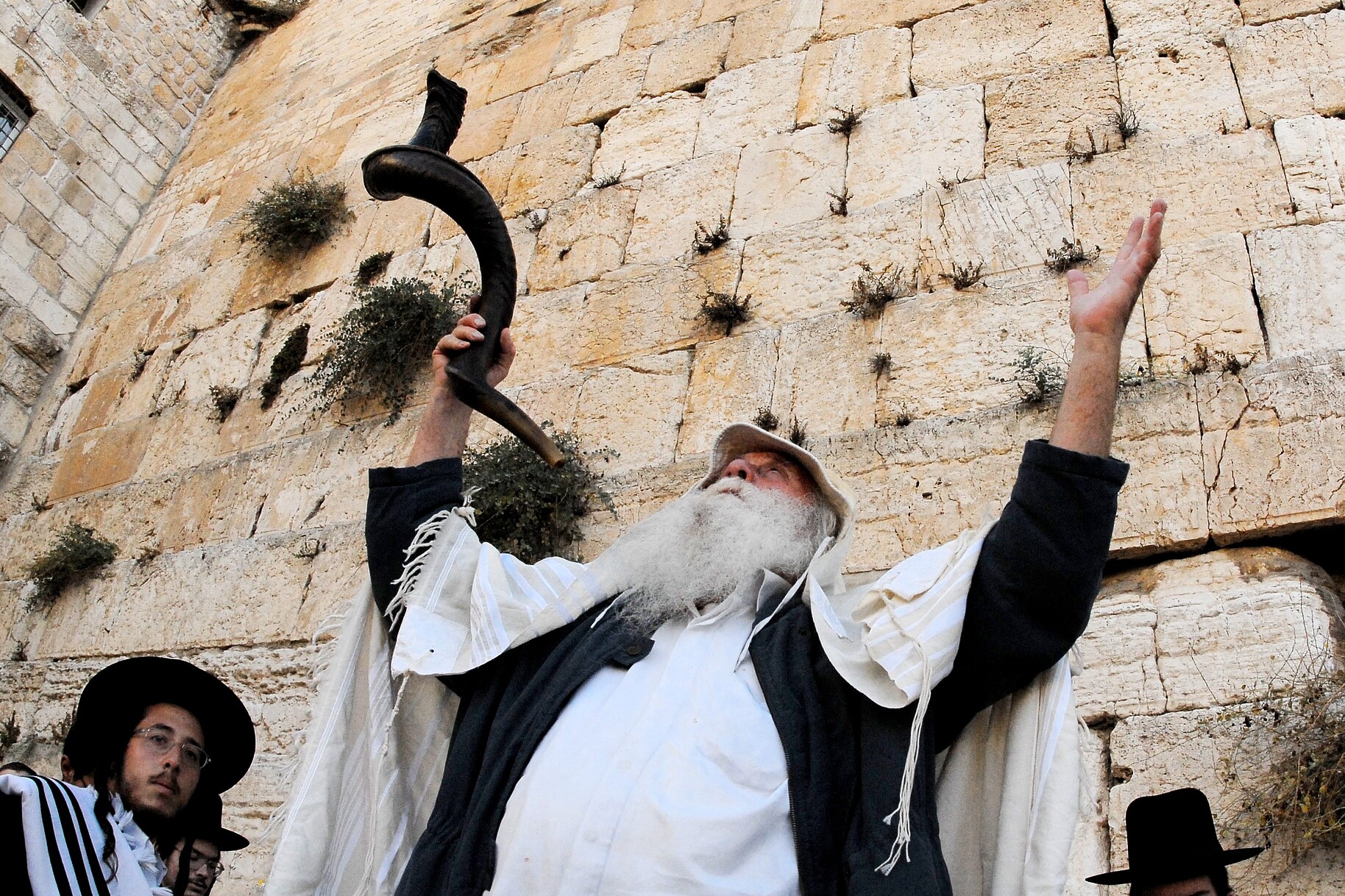 Rabbiner beim Gebet mit dem Schafor