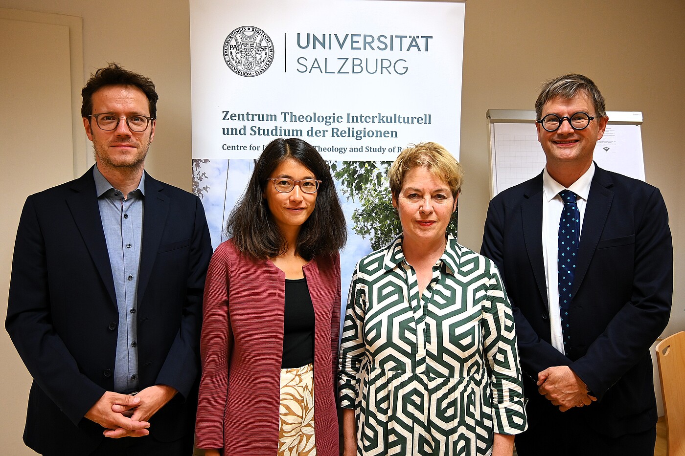 Gespräch am 28. September 2026 an der Universität Salzburg im Rahmen des 20-Jahr-Jubiläums des 'Zentrums Theologie Interkulturell und Studium der Religionen' - v.l.: Prof. Martin Dürnberger, Alena Höfer, Melitta Mueller-Hansen, Prof. Martin Rötting