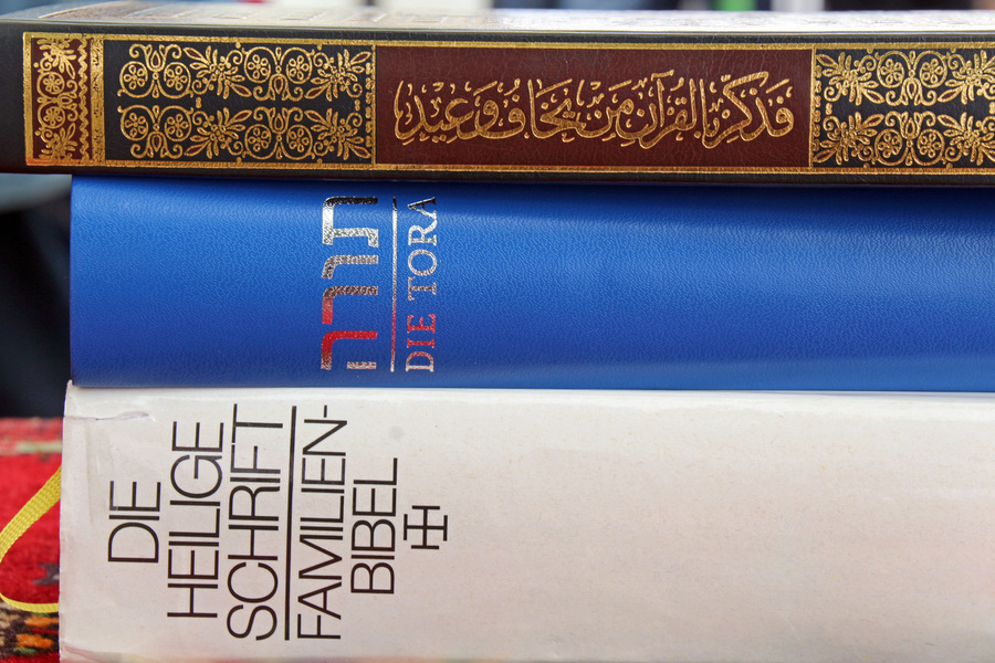Christliche Bibel, jüdische Tora, muslimischer Koran.