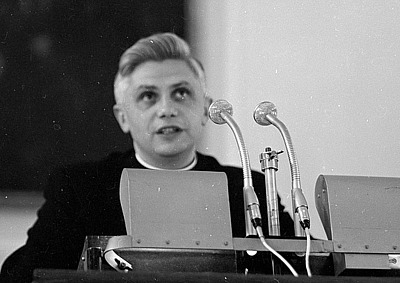 Foto: Joseph Ratzinger in der Großen Universitätsaula bei den Salzburger Hochschulwochen, 1965; Archiv der Erzdiözese Salzburg, 6.1.3.F 2/295.